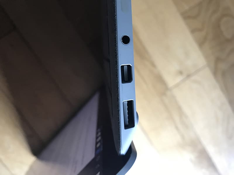 As entradas USB Type-A, Micro DisplayPort e para os auscultadores