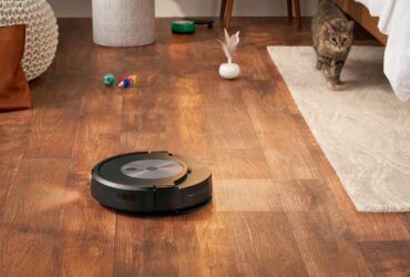 RoombaCombo_j7_j7 _Graphite_Photo_Insitu_Retracting_Mop_Cat (Medium)