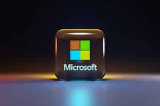 Cubo transparente com o logo da Microsoft