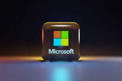 Cubo transparente com o logo da Microsoft
