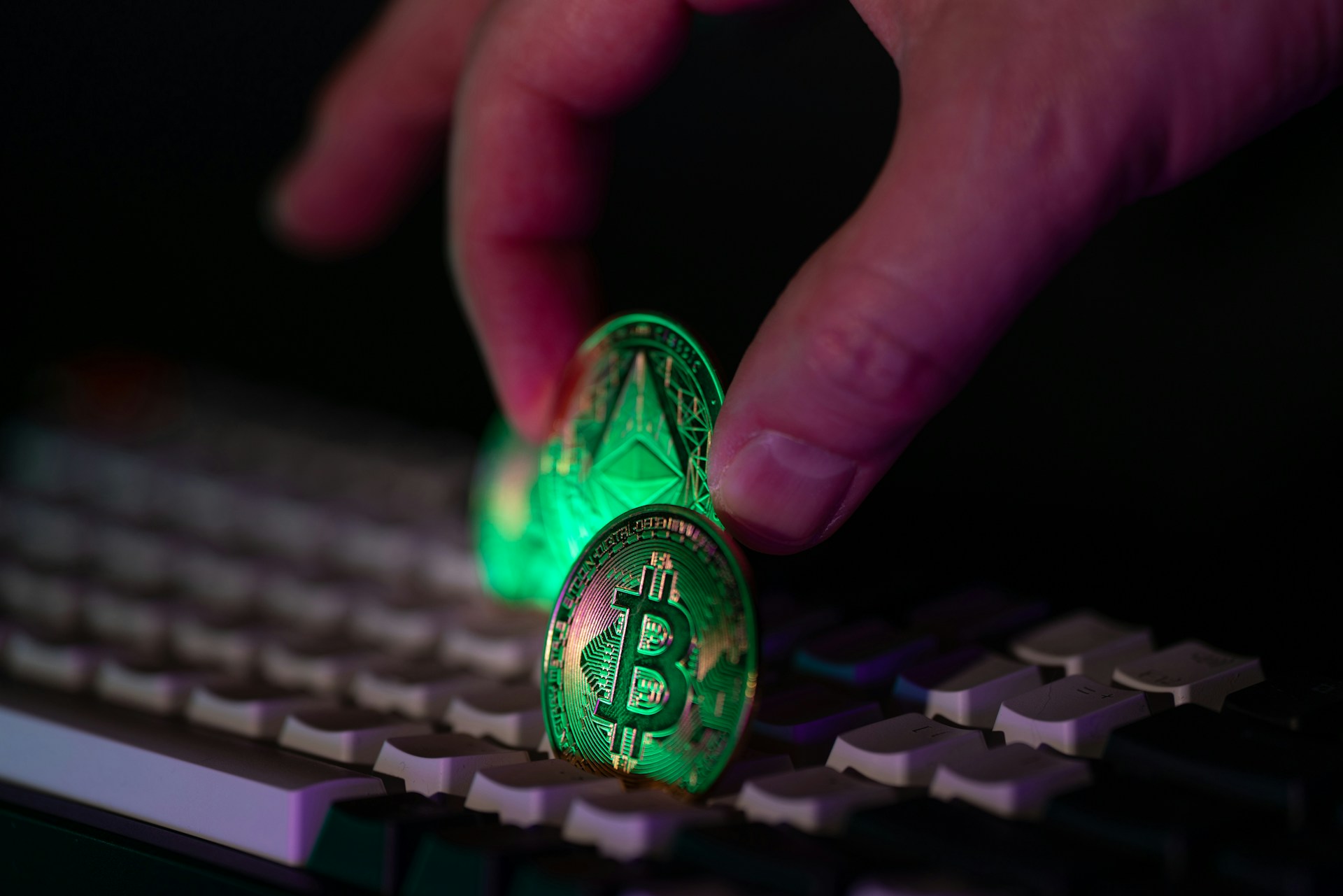 Autoridades detêm 276 suspeitos em megaoperação contra fraudes com criptomoedas e apreendem 700 milhões de dólares