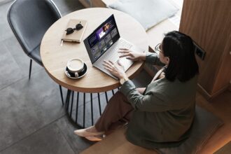 Acer-Swift-Air-16_SA16-61M_Lifestyle_02