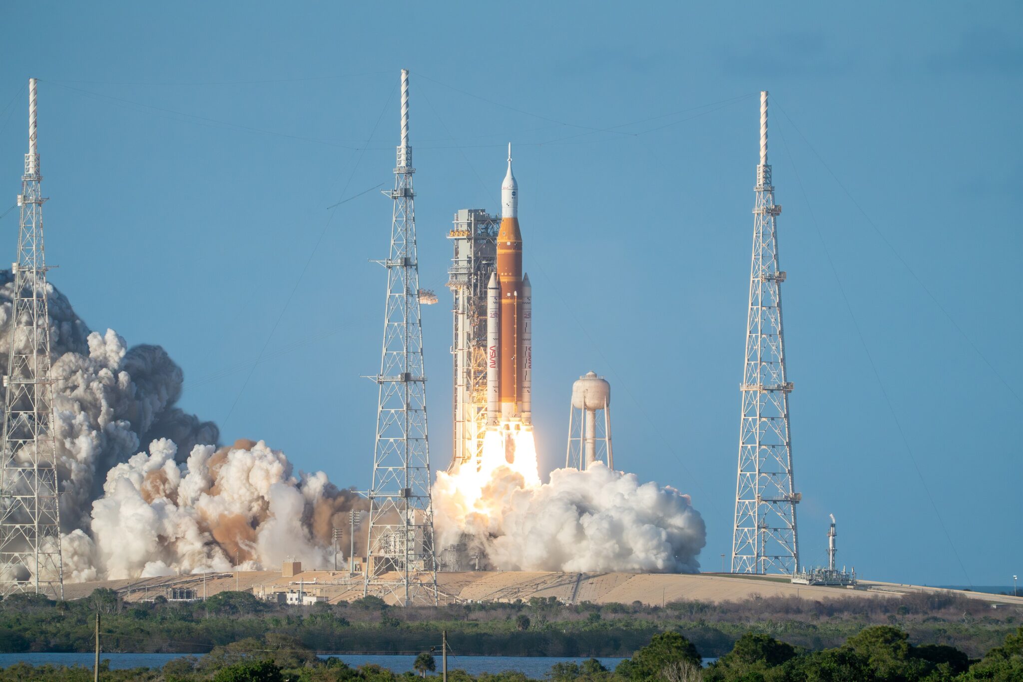 Astronautas da missão Artemis II pedem ajuda à Terra para resolver falhas no Outlook