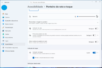 Screenshot da página Acessibilidade: Ponteiro do rato e toque, com controles de tamanho e várias opções (indicador, trilhos, sombra, toque) e menu lateral esquerdo dos ajustes.