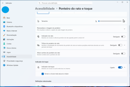 Screenshot da página Acessibilidade: Ponteiro do rato e toque, com controles de tamanho e várias opções (indicador, trilhos, sombra, toque) e menu lateral esquerdo dos ajustes.
