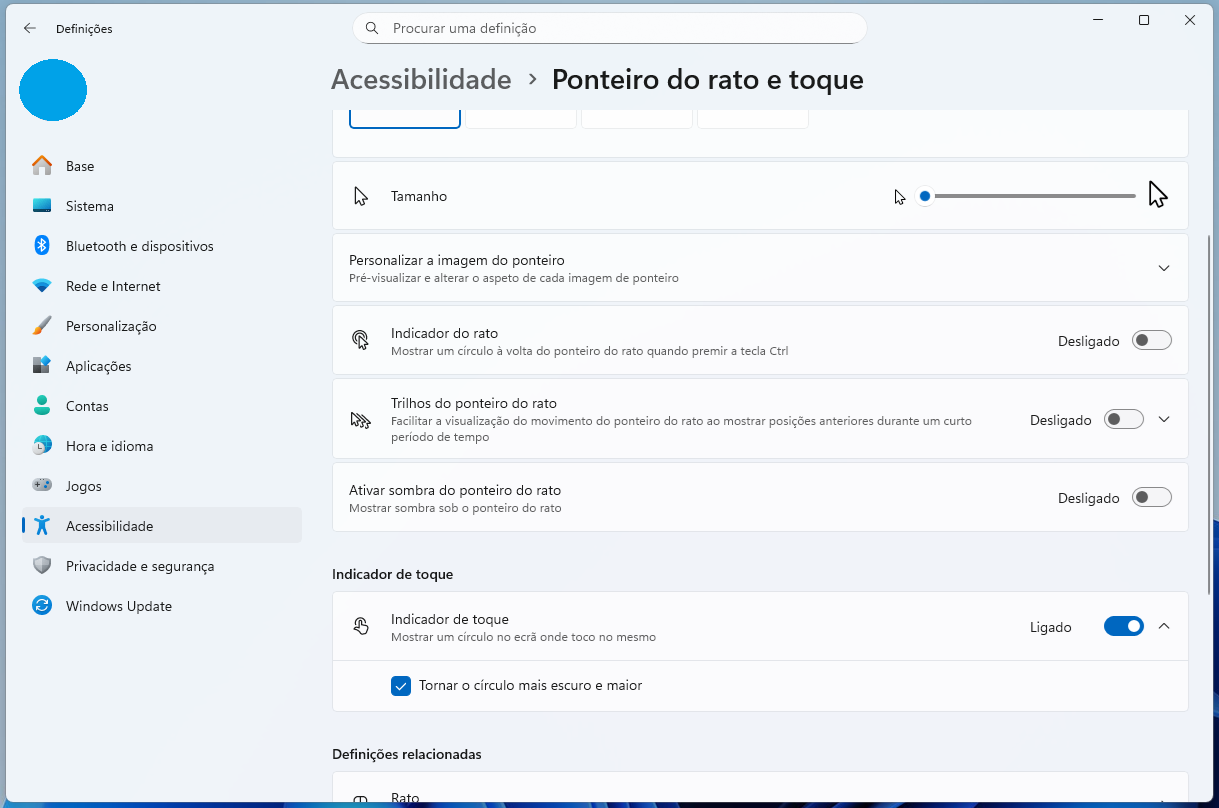 Screenshot da página Acessibilidade: Ponteiro do rato e toque, com controles de tamanho e várias opções (indicador, trilhos, sombra, toque) e menu lateral esquerdo dos ajustes.