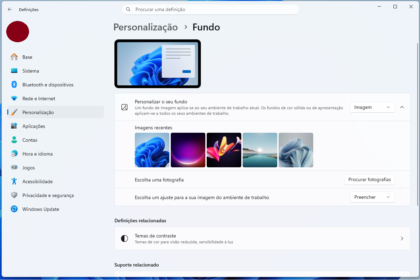 Configurações do Windows 11: Personalização > Fundo, tela de escolha de fundo com imagens recentes e opção de pesquisar fotos e ajustar o conteúdo visual.