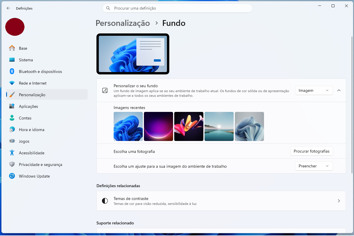 Configurações do Windows 11: Personalização > Fundo, tela de escolha de fundo com imagens recentes e opção de pesquisar fotos e ajustar o conteúdo visual.