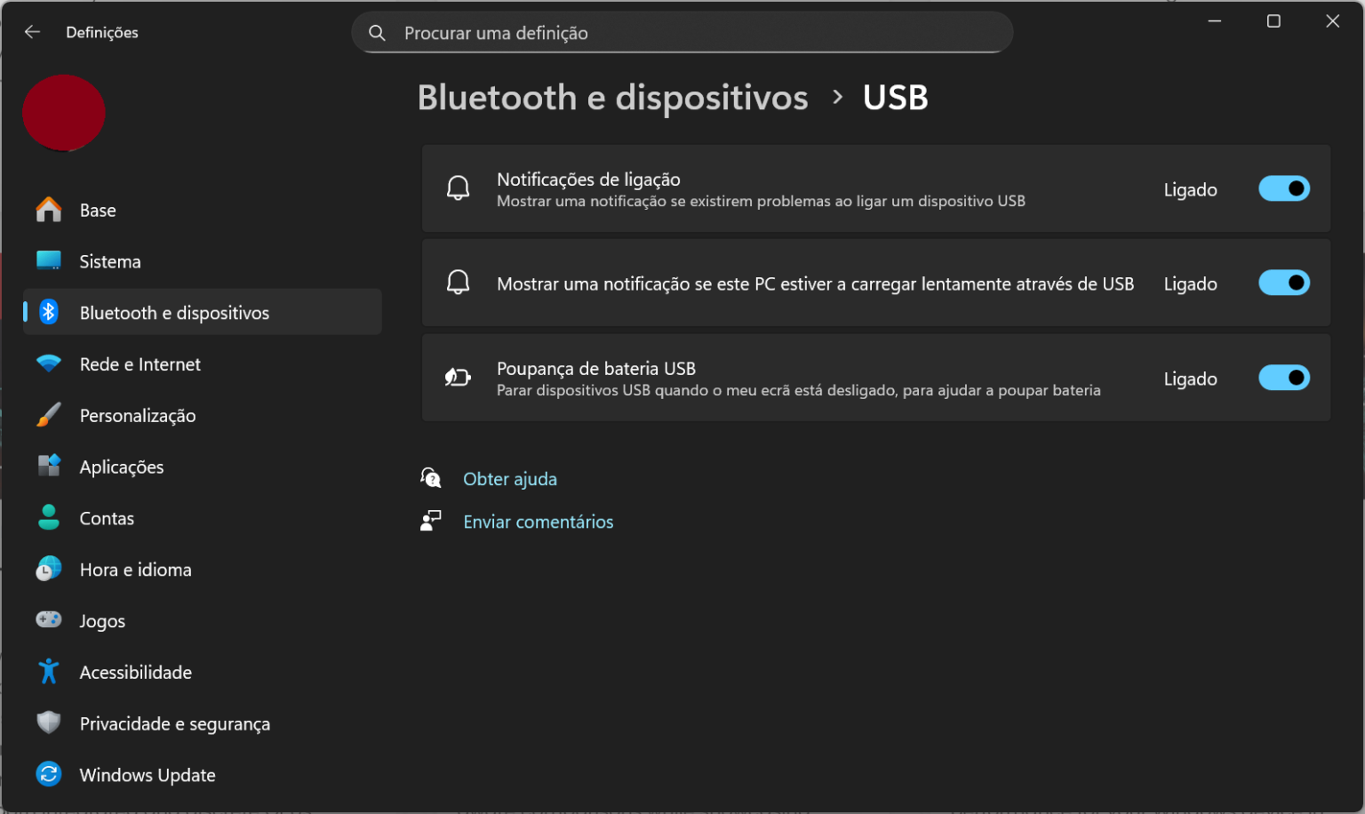 Página de Configurações do Windows: Bluetooth e dispositivos, seção USB, com três opções de notificação e interruptores ligados