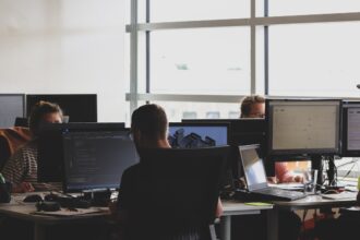 destaque_20260519_Programadores_dizem_que_Vibe_coding_lhes_está_a_reduzir_competências_unsp_Fa9b57hffnM_regular