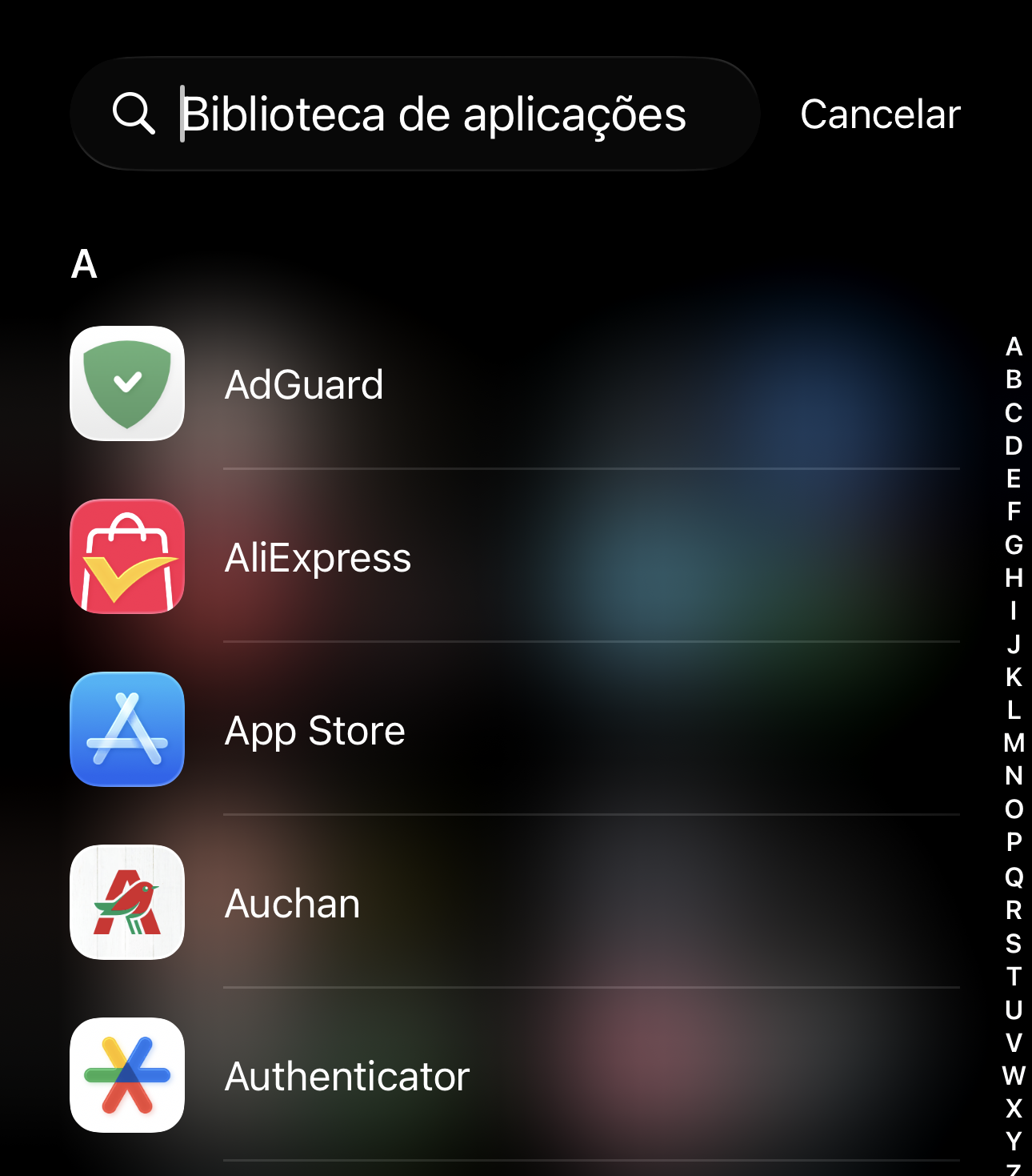 Tela de biblioteca de aplicações com barra de busca e lista de apps (AdGuard, AliExpress, App Store, Auchan, Authenticator).