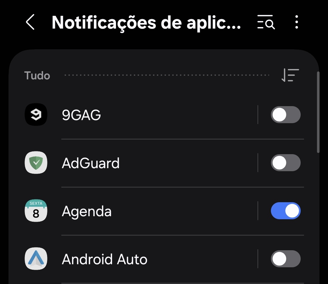 Notifications settings screen listing apps (9GAG, AdGuard, Agenda, Android Auto) with on/off toggle switches; Agenda is enabled (blue).