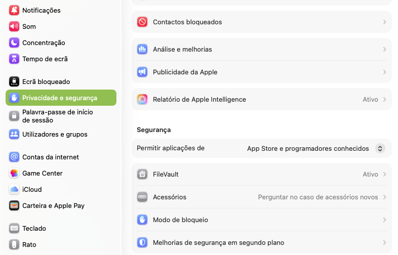 Tela de configurações do iPhone em Privacidade e segurança, com Contatos bloqueados, Análise e melhorias, Publicidade da Apple e Relatório de Apple Intelligence listados à direita.