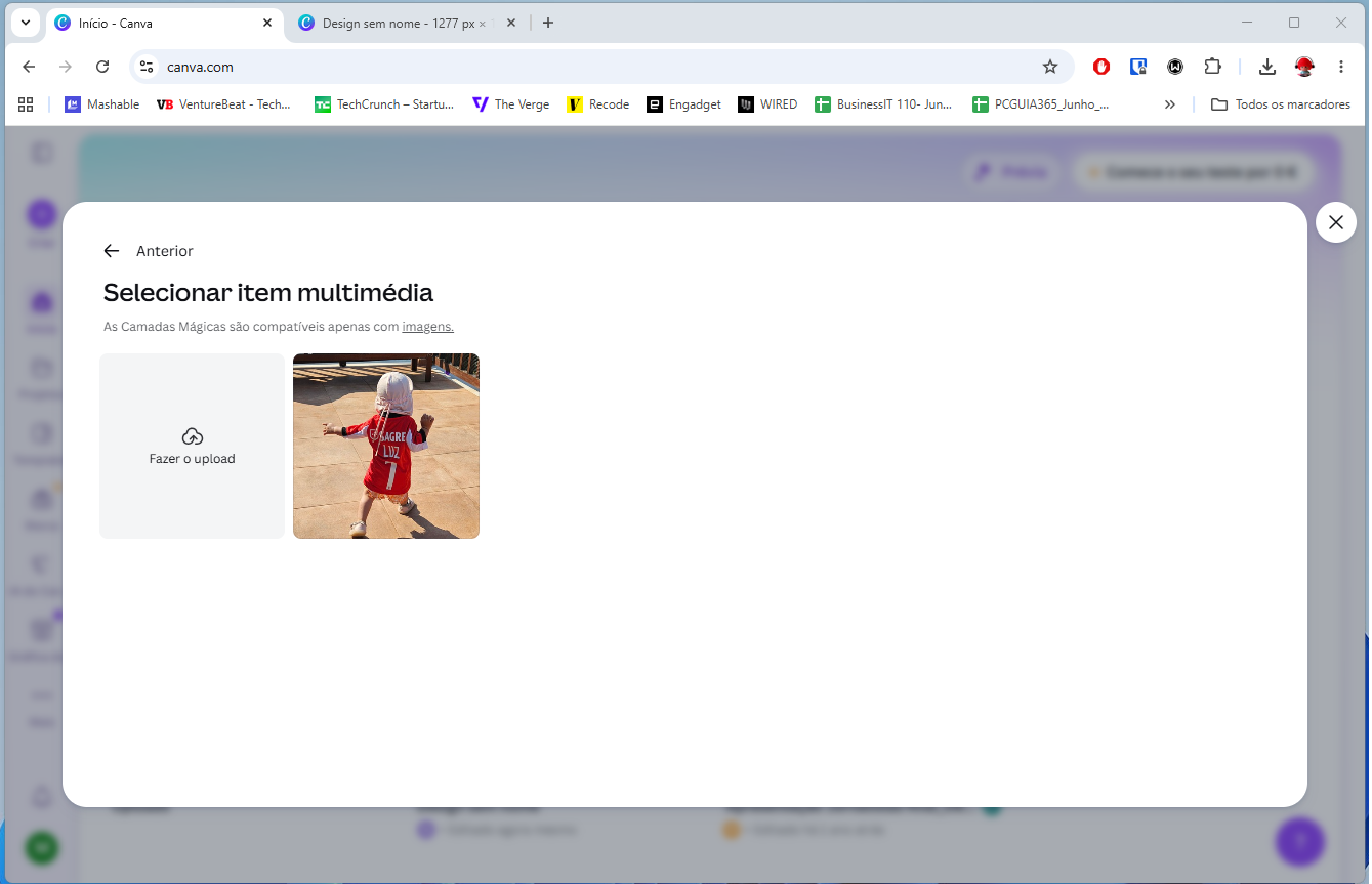 Modal de seleção de item multimídia com opção de upload ao lado de uma foto de criança com camisa vermelha nº7