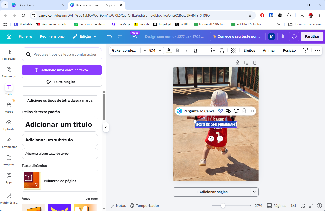 Criança correndo em uma quadra externa, com faixa azul de texto sobreposta na imagem.