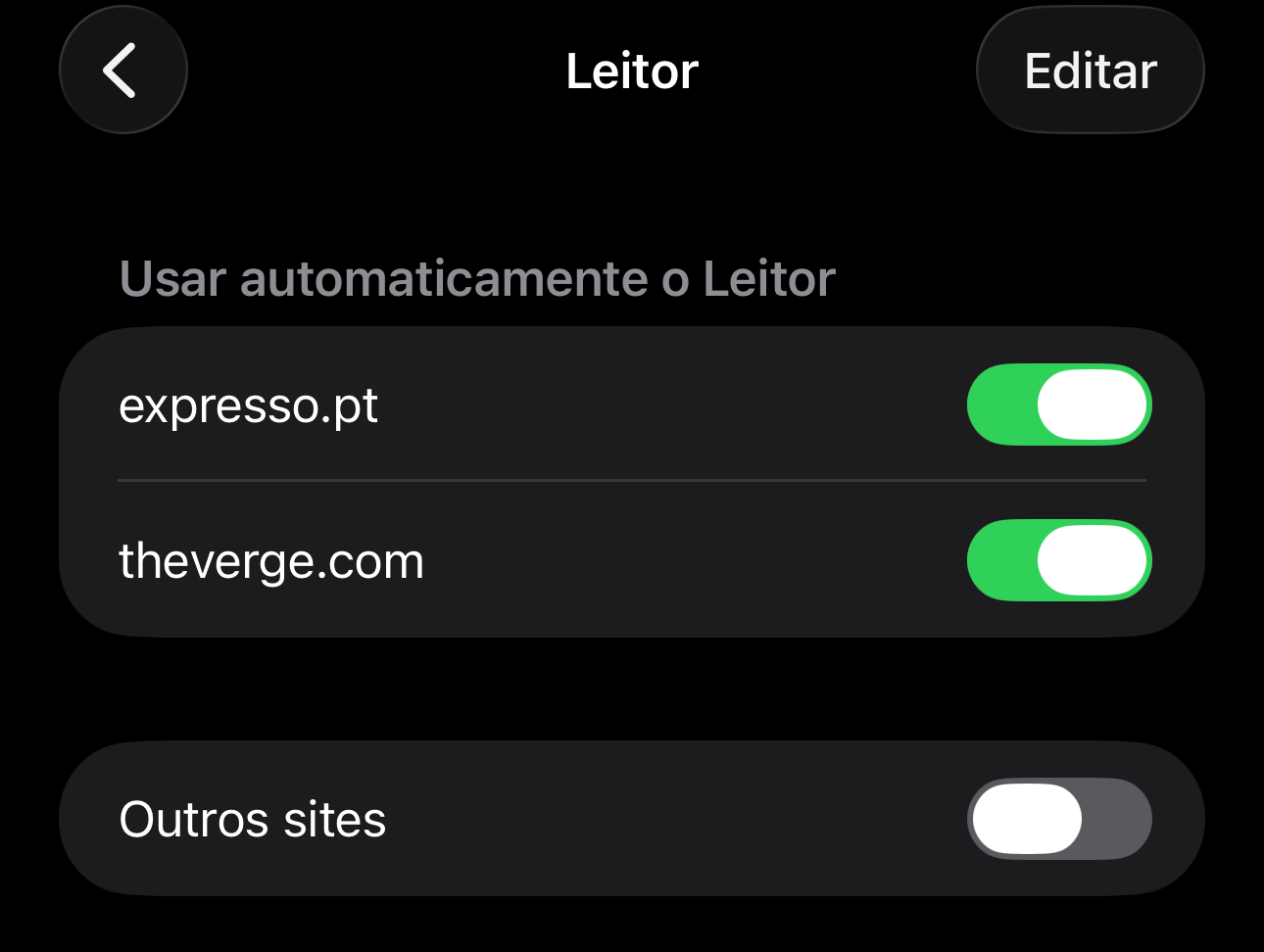 Tela de configurações do Leitor: sites ativados (expressso.pt, theverge.com) com interruptores ligados; seção 'Outros sites' desligada.