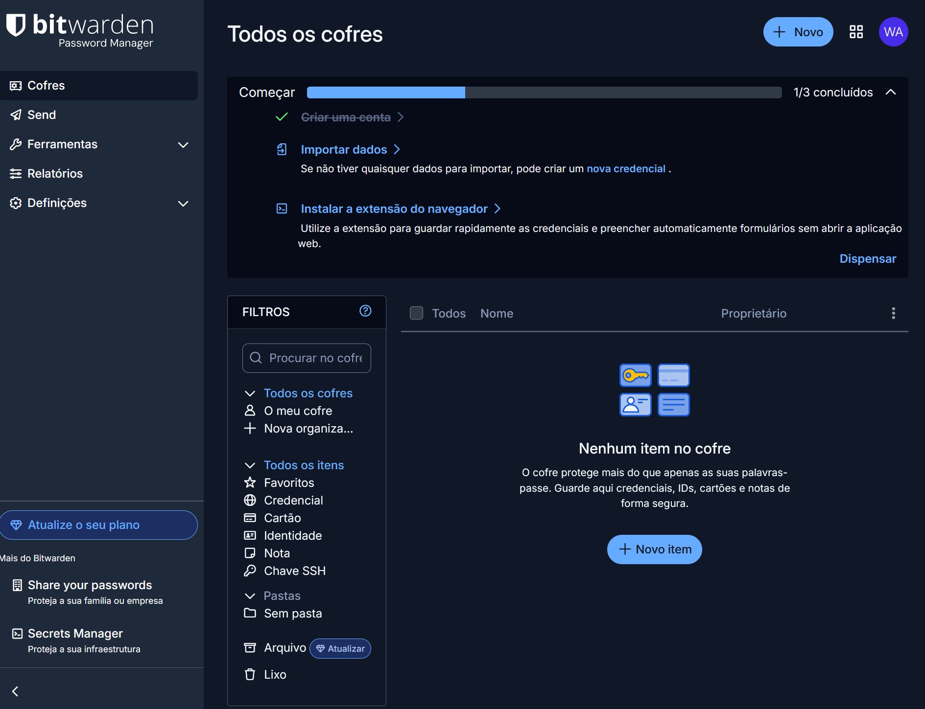 Tela do Bitwarden Vault: menu lateral esquerdo ('Cofres', 'Send', 'Ferramentas', 'Relatórios', 'Definições') e painel principal com título 'Todos os cofres' e itens/explicação vazios no momento