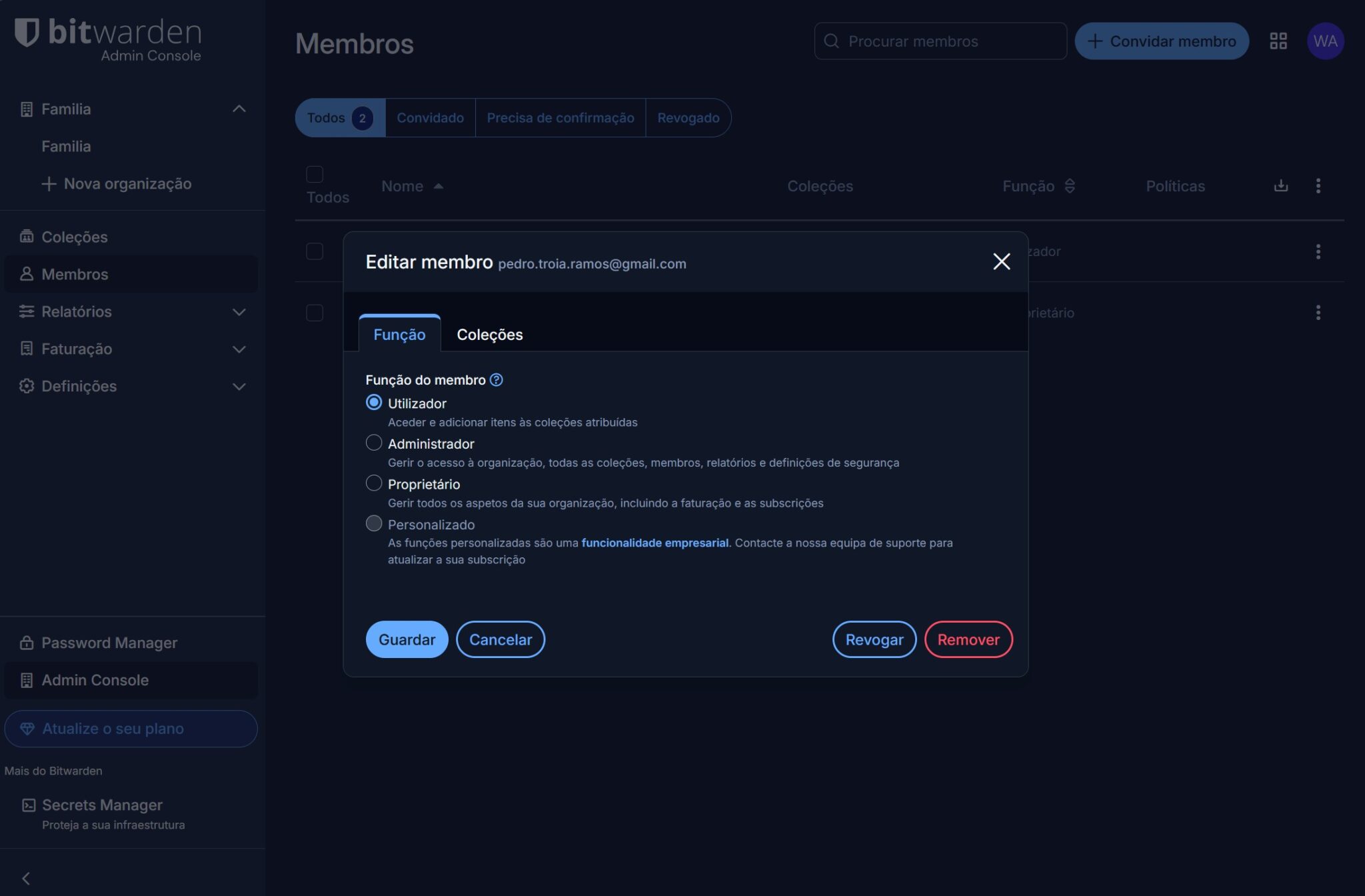 Modal 'Editar membro' para pedro.troia.ramos@gmail.com com opções de função: Utilizador, Administrador, Proprietário ou Personalizado; botões: Guardar, Cancelar, Remover e Revogar