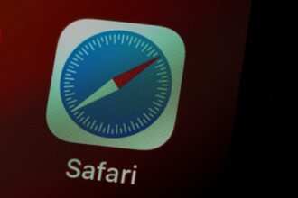 Safari app icon featuring a blue compass inside a rounded square, with the word Safari beneath.