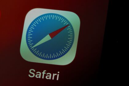 Safari app icon featuring a blue compass inside a rounded square, with the word Safari beneath.