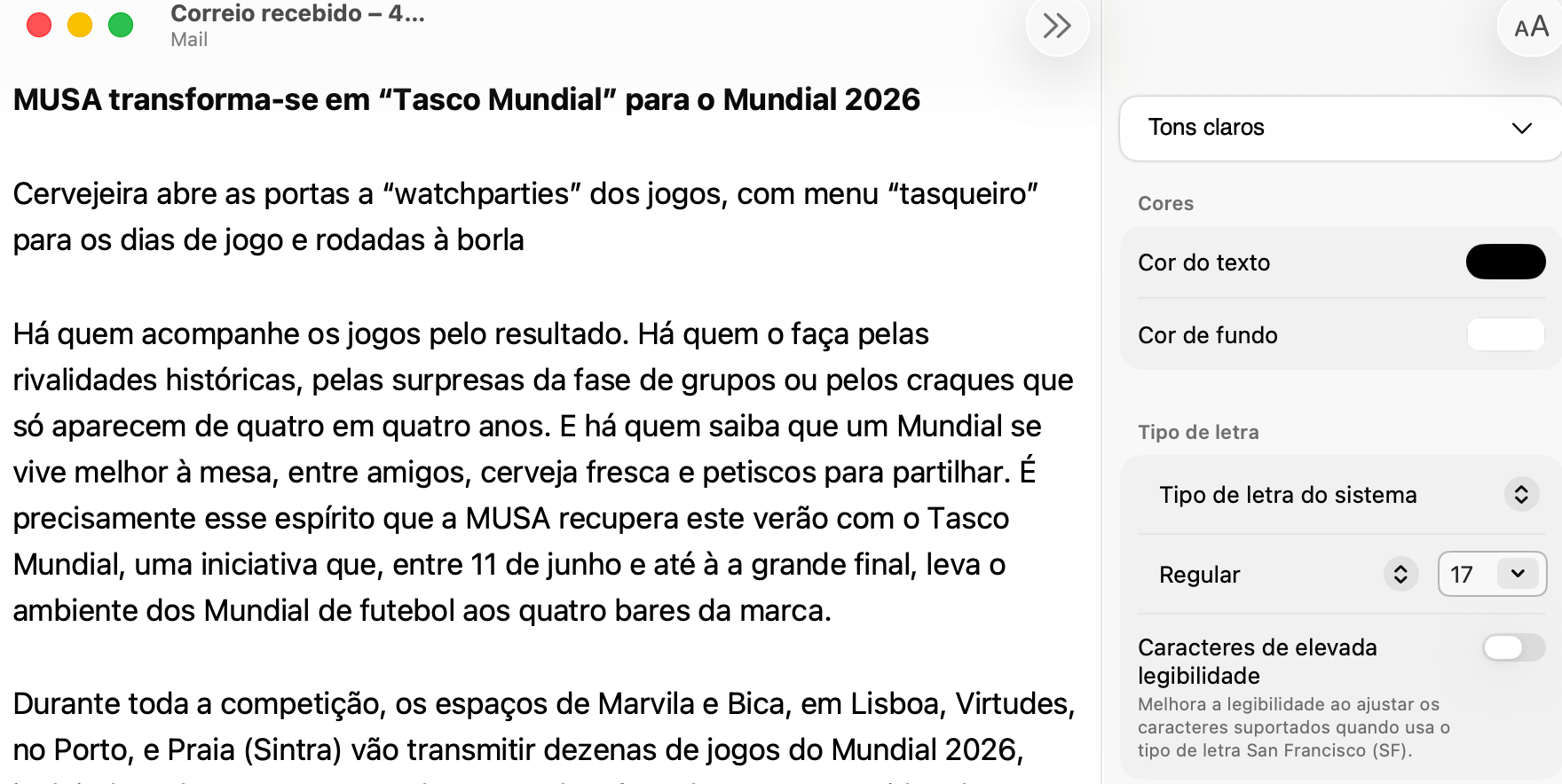Screenshot of a Portuguese news article with headline ‘MUSA transforma-se em Tasco Mundial…’ and body text; right accessibility/settings panel visible