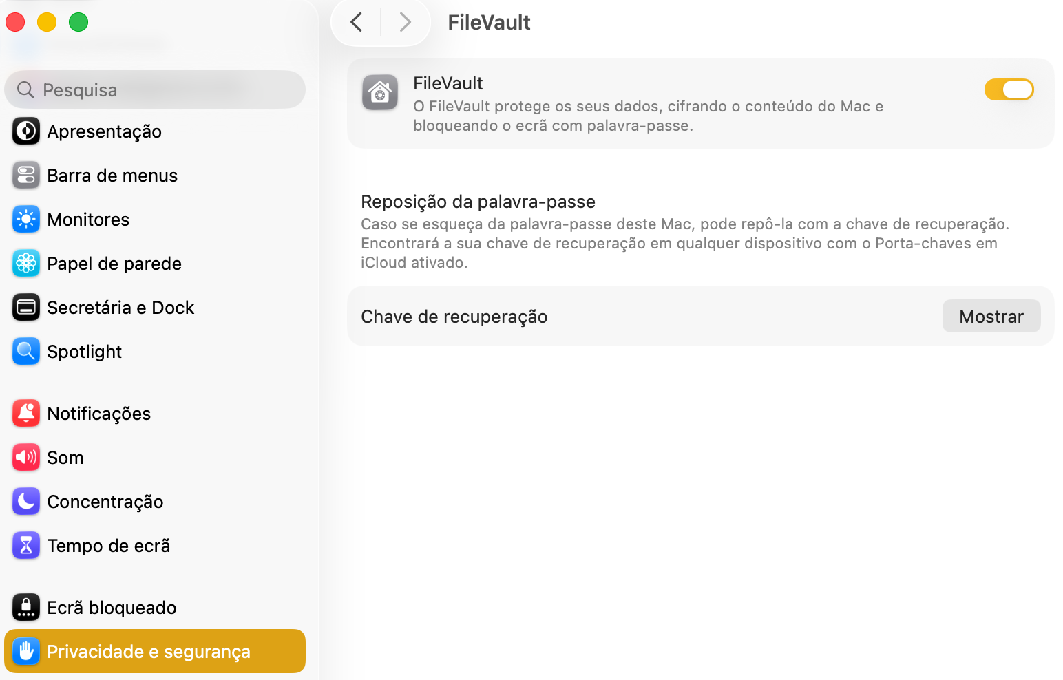 Janela de Preferências do Mac com Privacidade e segurança selecionada; painel direito mostra FileVault ativo e descrição associada.