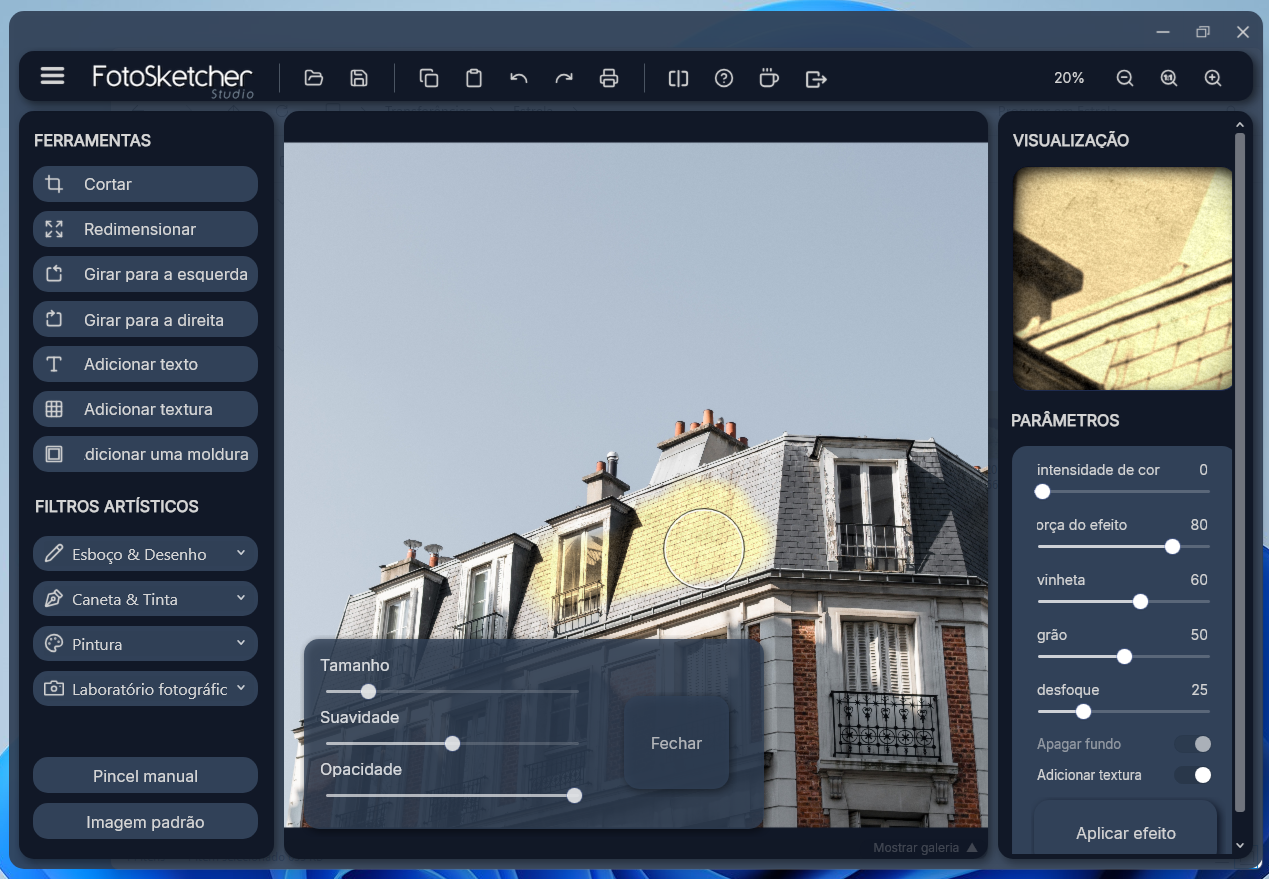 Screenshot of FotoSketcher Studio UI: dark editor window with left toolbar (Ferramentas, filtros artísticos), central photo of a rooftop building, and right visualization panel with sliders (intensidade de cor, orça do efeito, vinheta, grão, desfoque) and a blue adjustment panel labeled Tamanho, Suavidade, Opacidade with a Fechar button.