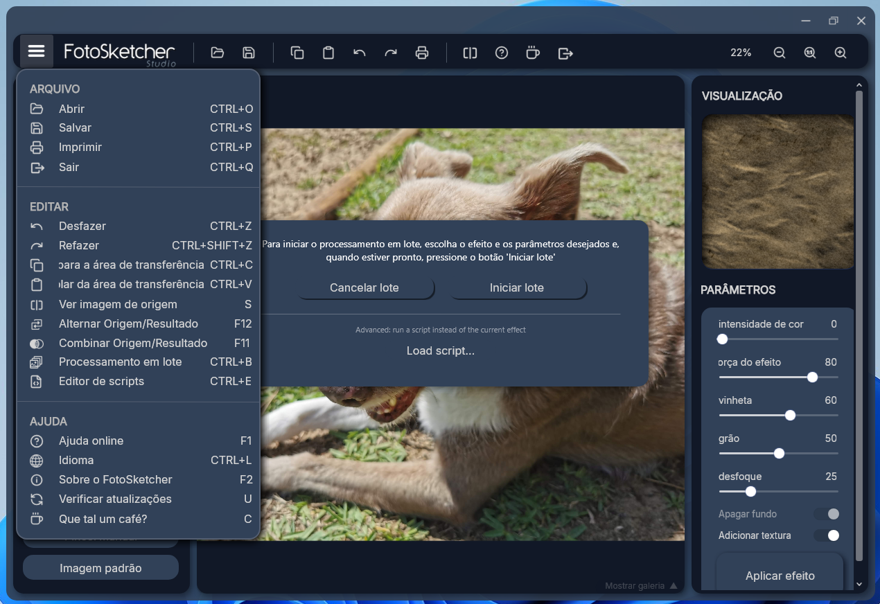 Screenshot of FotoSketcher Studio UI: a dark blue editing interface with a dog photo in the center, a modal 'Load script...' dialog with Cancelar lote and Iniciar lote buttons, and a right sidebar showing a visualization card and several slider-based parameters.
