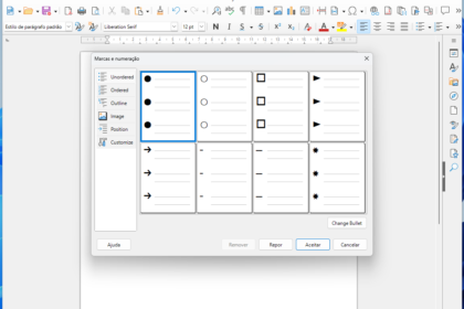 Screenshot of LibreOffice Writer with the 'Marcas e numeração' dialog open, showing multiple bullet style presets (dots, circles, squares, arrows).