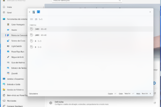 Tela do Windows PowerToys Settings em português, com a janela da Calculadora aberta listando itens como 25 (5×5), 2400 (60×40) e 8 (3+5) sobre a área principal, e o menu lateral mostrando opções como Início, Geral e Ferramentas do sistema.