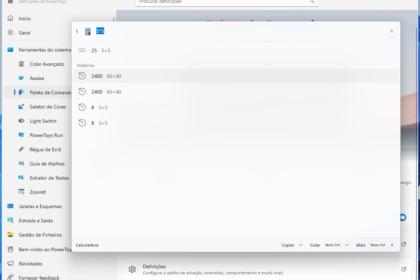 Tela do Windows PowerToys Settings em português, com a janela da Calculadora aberta listando itens como 25 (5×5), 2400 (60×40) e 8 (3+5) sobre a área principal, e o menu lateral mostrando opções como Início, Geral e Ferramentas do sistema.