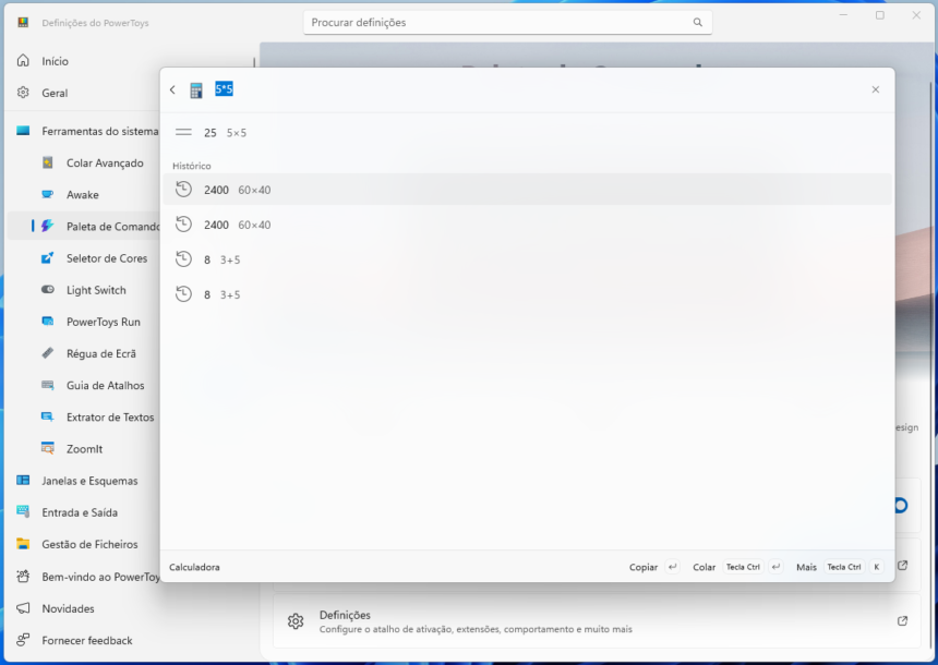 Tela do Windows PowerToys Settings em português, com a janela da Calculadora aberta listando itens como 25 (5×5), 2400 (60×40) e 8 (3+5) sobre a área principal, e o menu lateral mostrando opções como Início, Geral e Ferramentas do sistema.