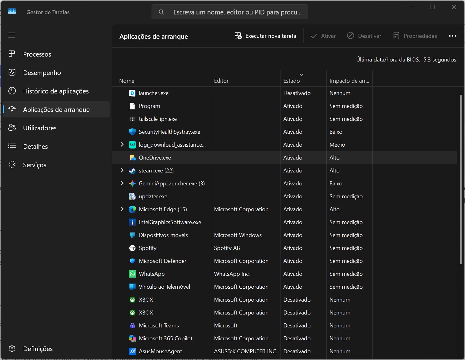 Janela de Configurações do Windows mostrando a lista de aplicativos de inicialização com nomes de programas e estado (Ativado/Desativado) e impacto de inicialização em uma tela escura.